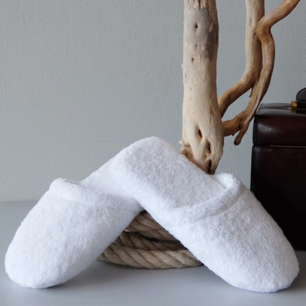 NWOT Signoria Firenze Luxury White Terry Slippers size S